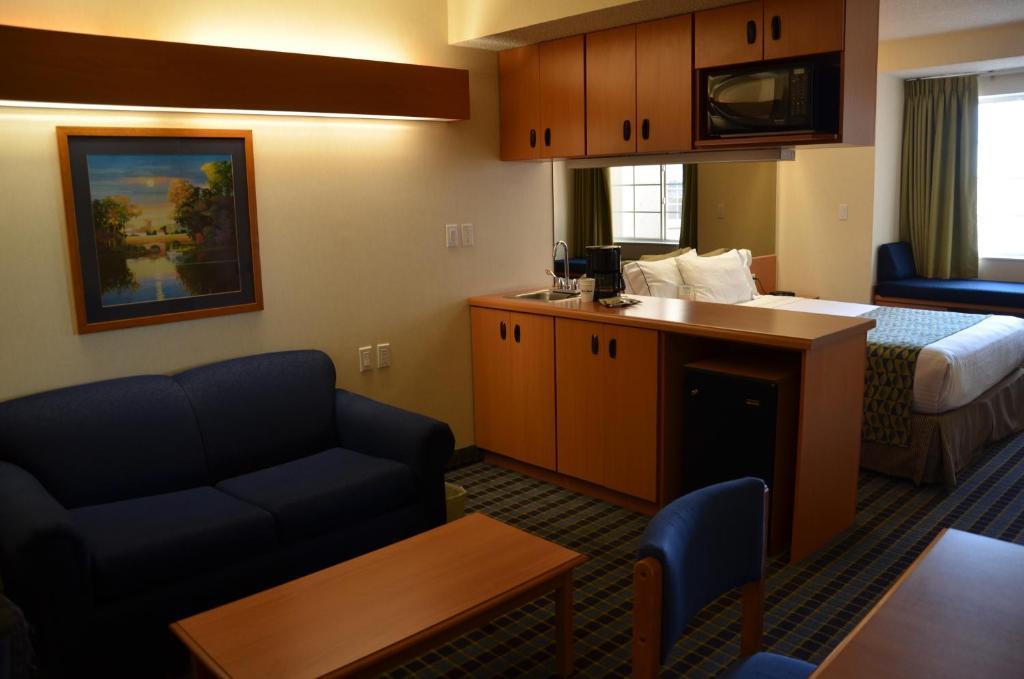 Microtel Inn & Suites By Wyndham Chihuahua Room photo