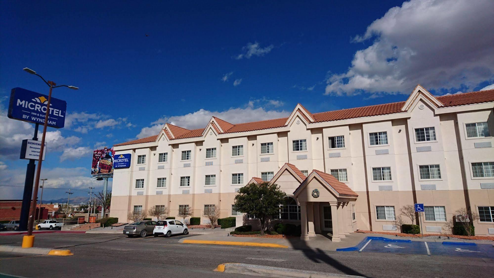 Microtel Inn & Suites By Wyndham Chihuahua Exterior photo